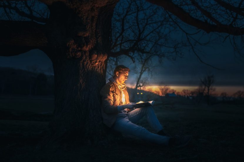 Person liest Buch
